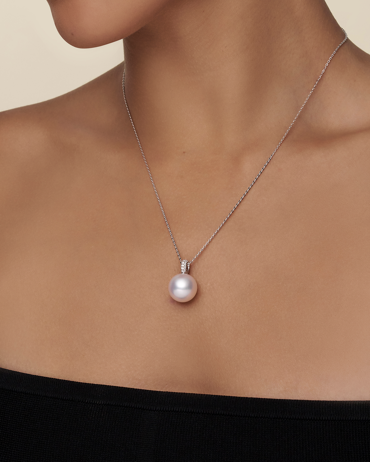 Audrey Pearl Pendant 15 Round Pearl Diamonds and white gold On Body c19p38wpr15