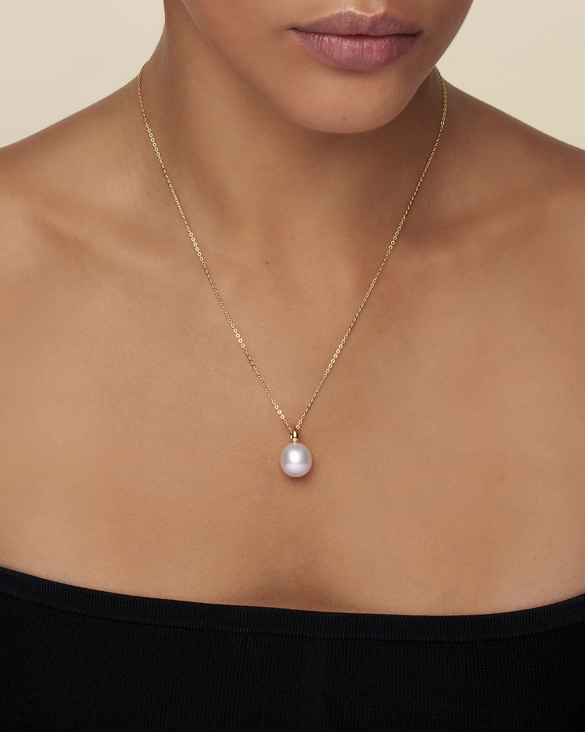 Bianca Pearl Pendant 12 Oval Pearl and yellow gold on body c19p35ypo12