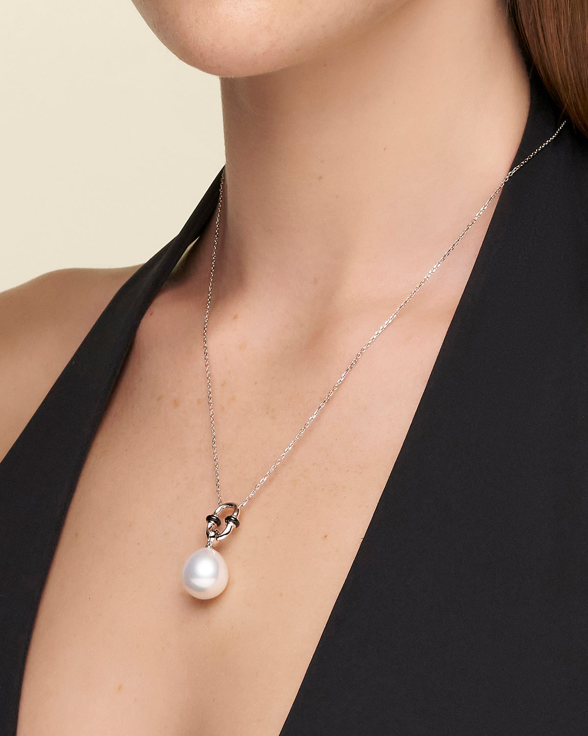 Black Spinel Anchor Link Pearl Necklet On Body D24N62WPO13