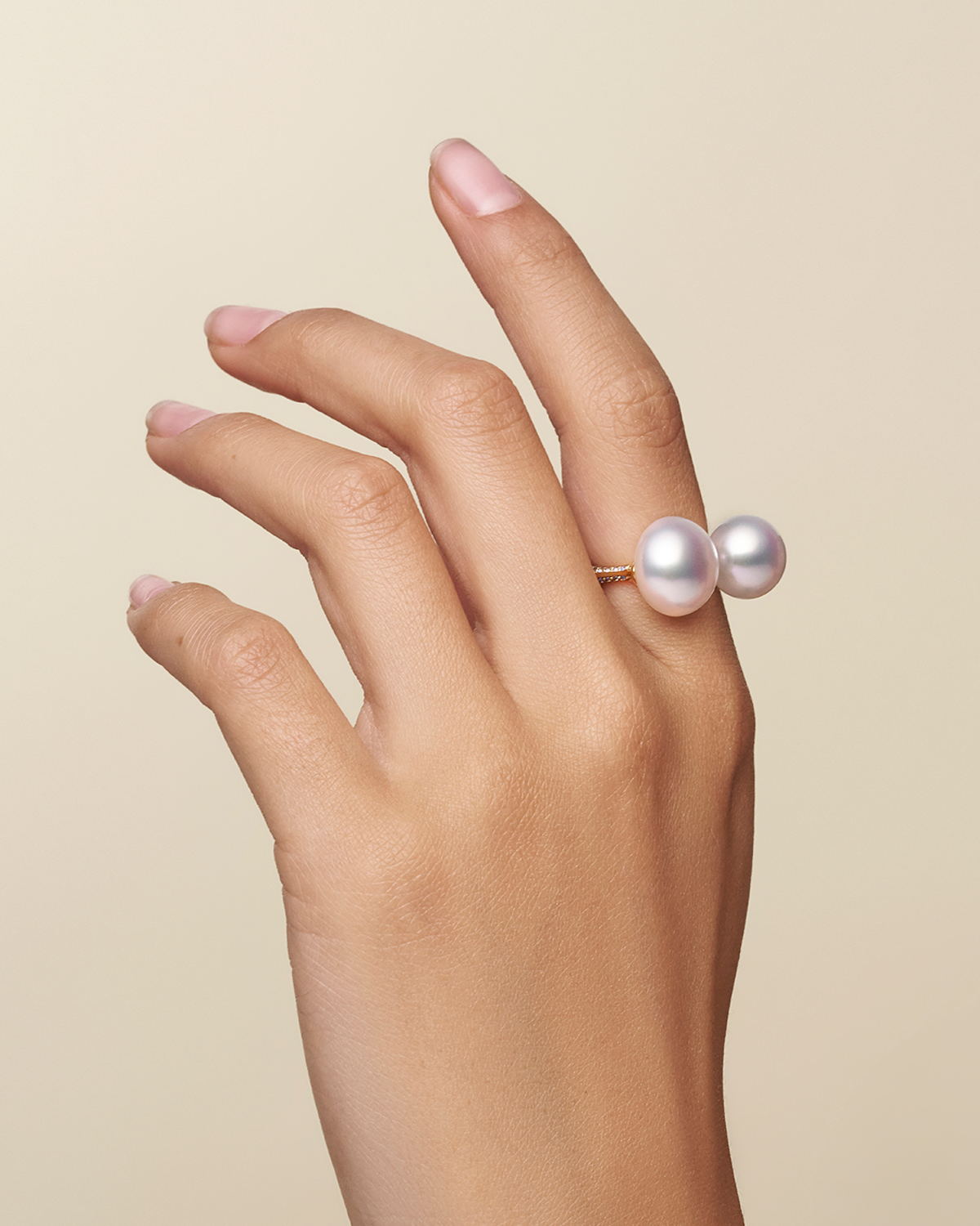 Blue Sapphire Double Pearl Split Ring 11 13 Button Pearls Blue Sapphires and yellow gold on body dh24r53ypb11