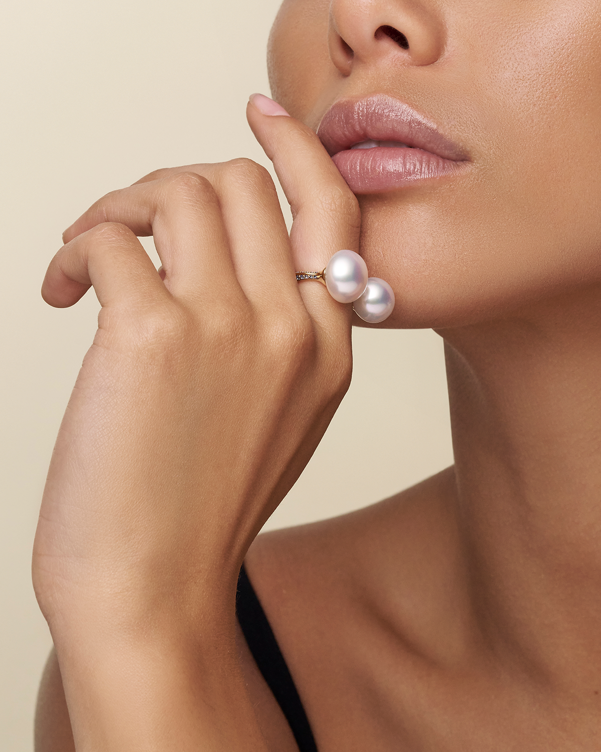 Blue Sapphire Double Pearl Split Ring 11 13 Button Pearls Blue Sapphires and yellow gold on body dh24r53ypb11