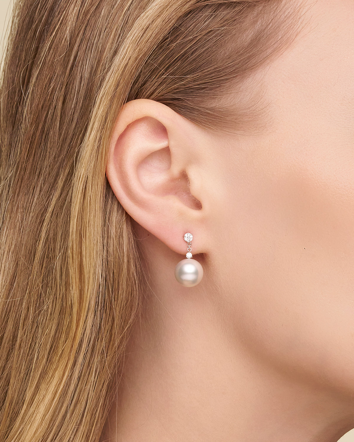 Diamond Dew Drop Pearl Earrings On Body k08e08wpr11