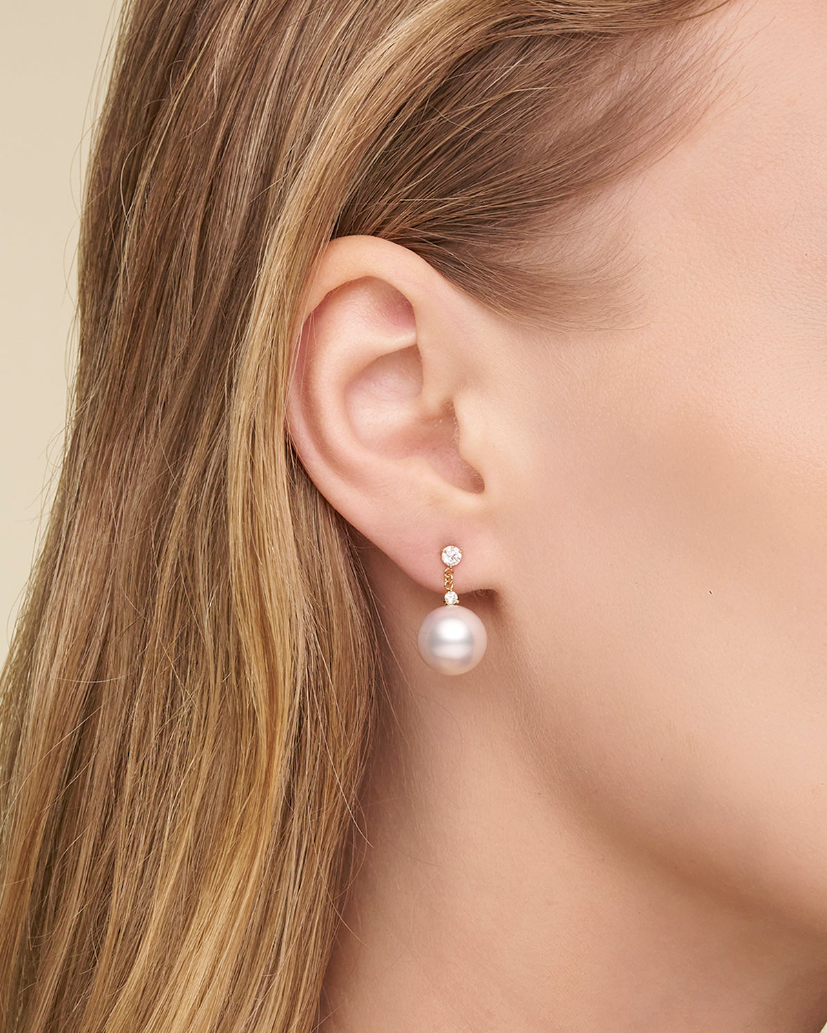 Diamond Dew Drop Pearl Earrings On Body k08e08ypr11