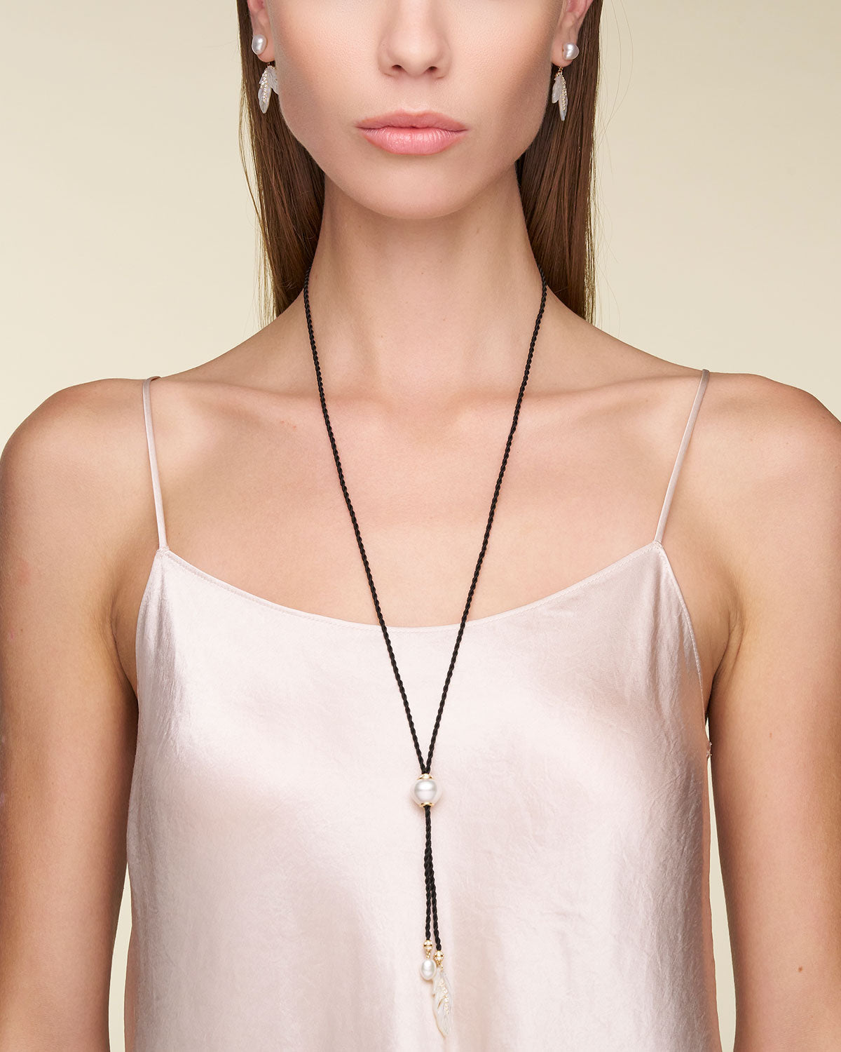 Diamond Feather Silk Pearl Necklace On Body E22n11ykq07 De22aeykq08