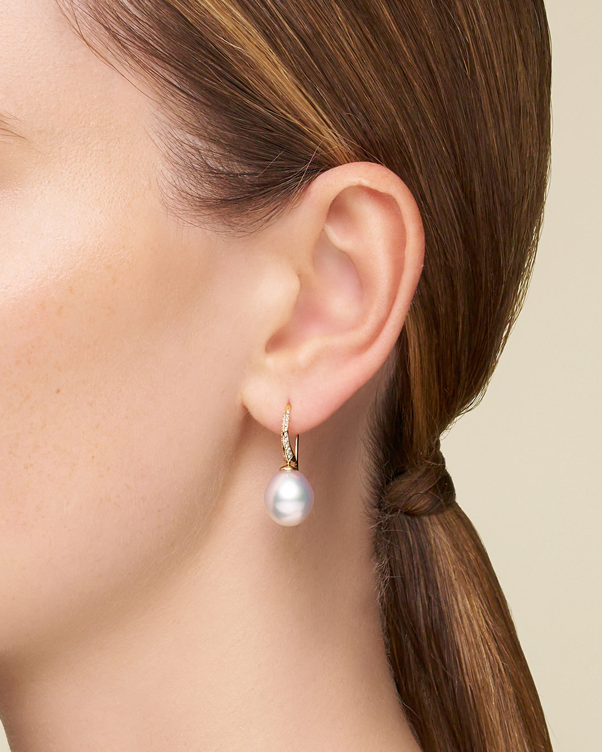 Diamond Keel Edge Pearl Earrings On Body C18E43YPO11