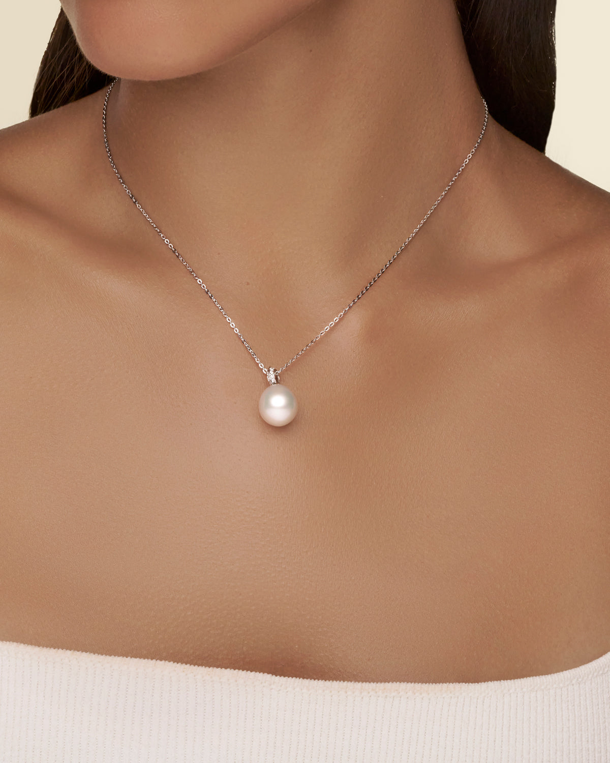 Diamond Keel Edge Pearl Pendant On Body c19p43wpo12