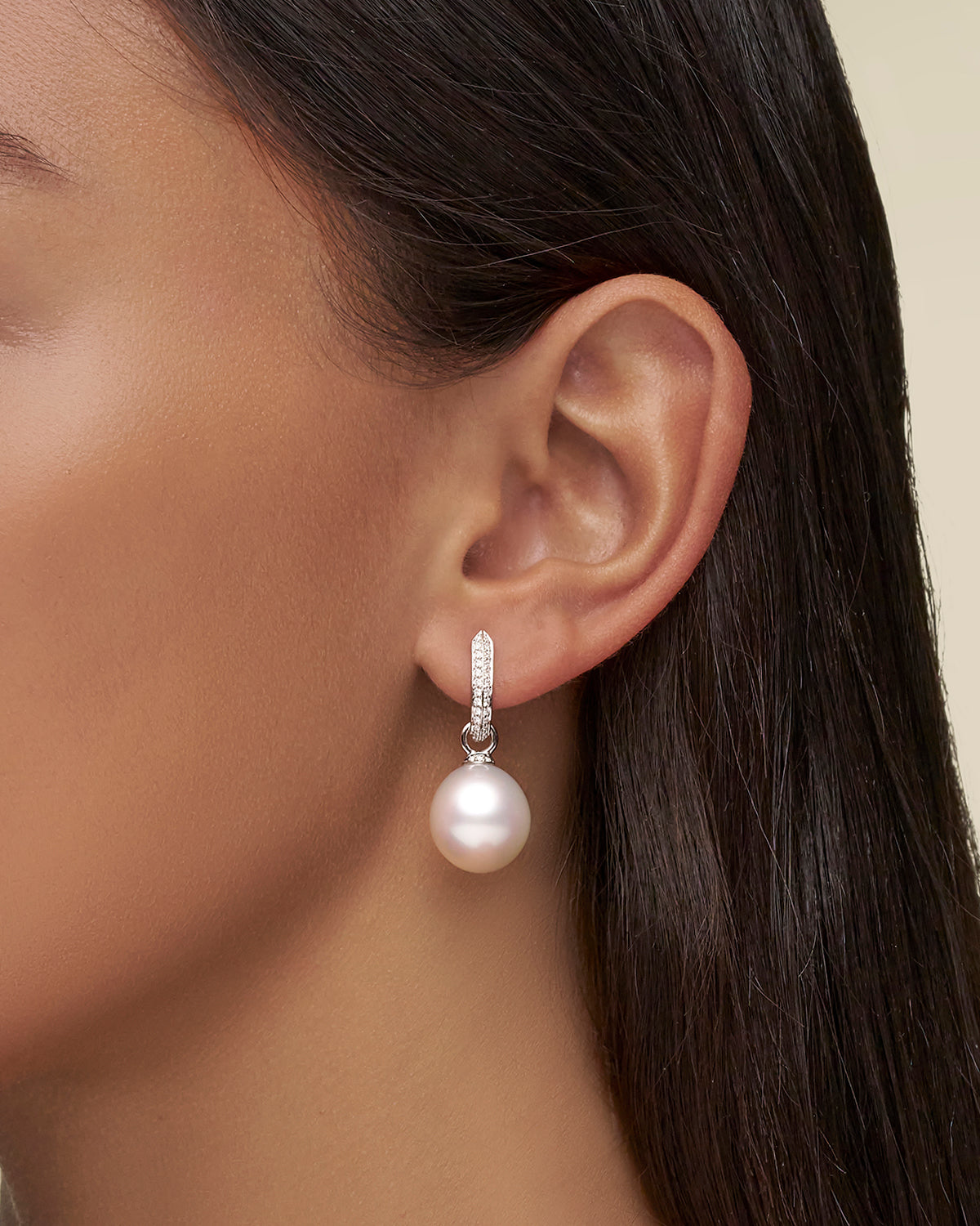 Diamond Keel Edge Pearls My Way Earrings On Body DC24E01WPO13 C24E01W C16AE04WPO13