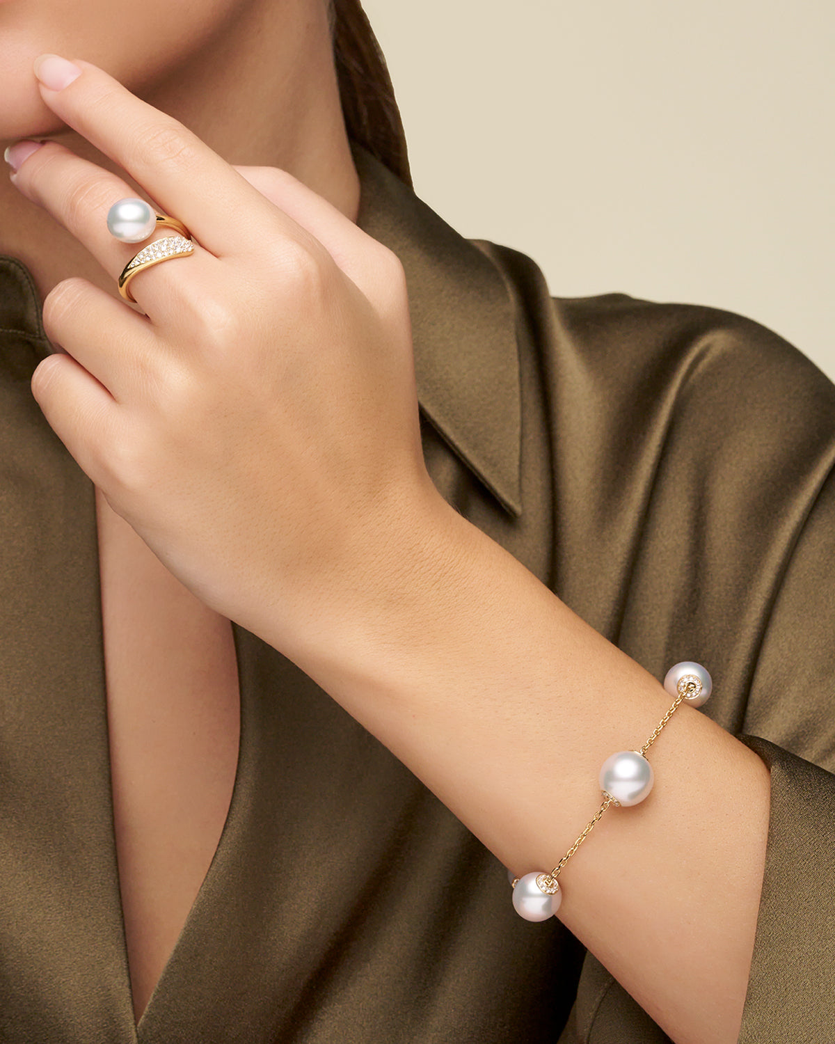 Diamond Touchstone Pearl Bracelet On Body V19B10YPO12 Diamond Touchstone Pearl Ring On Body dv16r01ypo09 SKU V16R01YPO0952