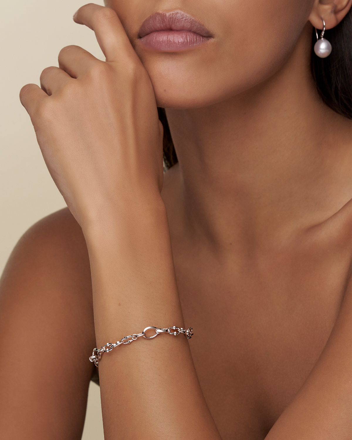 Dive Chain Bracelet white gold on body d21b01w