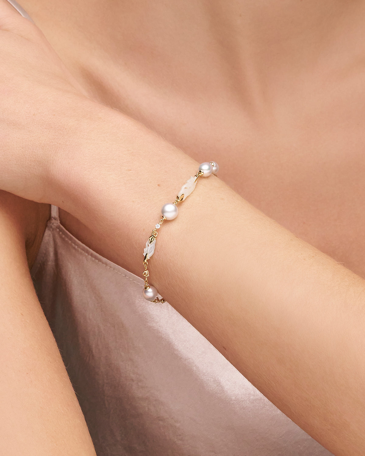 Feather Pearl Bracelet On Body E22b00ykq05