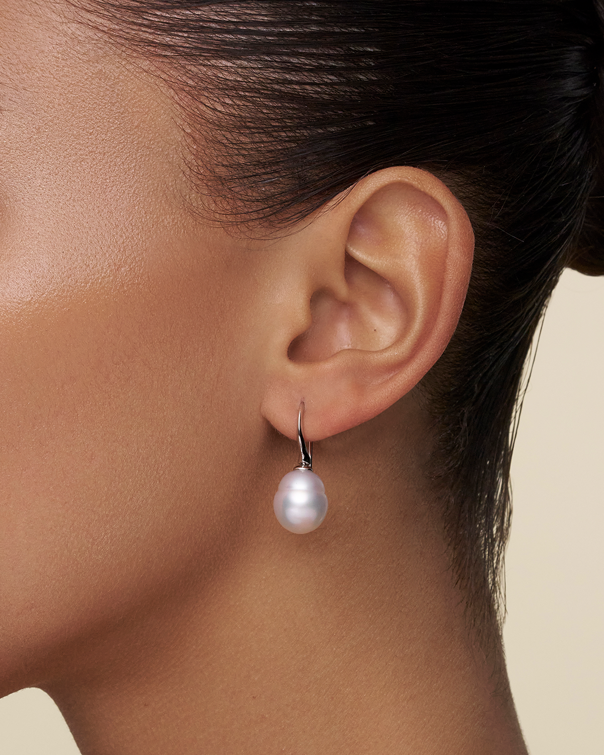 Keel Edge Pearl Earrings 10 11 Circle Pearls and White Gold on body c18e42wpc11