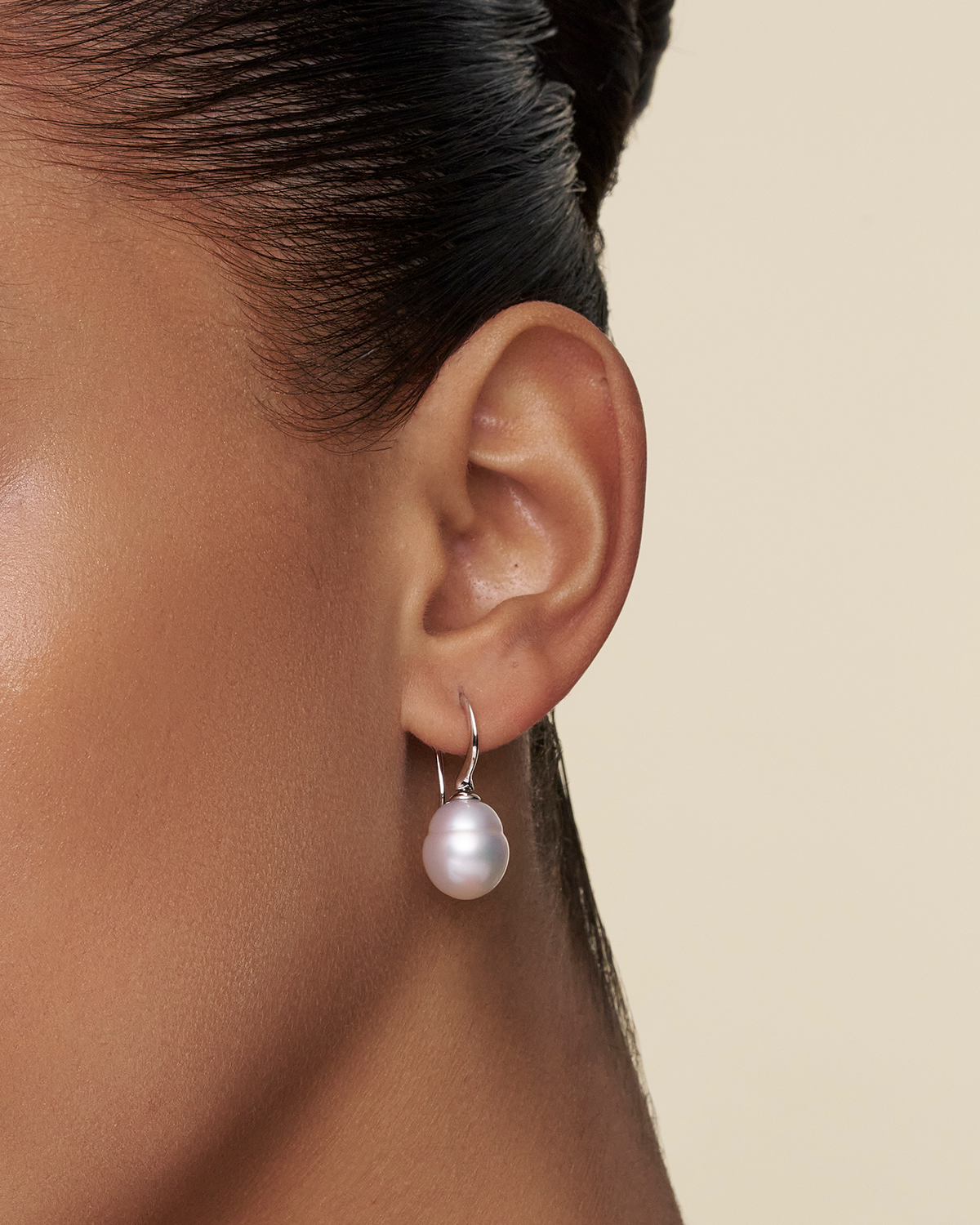 Keel Edge Pearl Earrings 10 11 Circle Pearls and White Gold on body c18e42wpc11