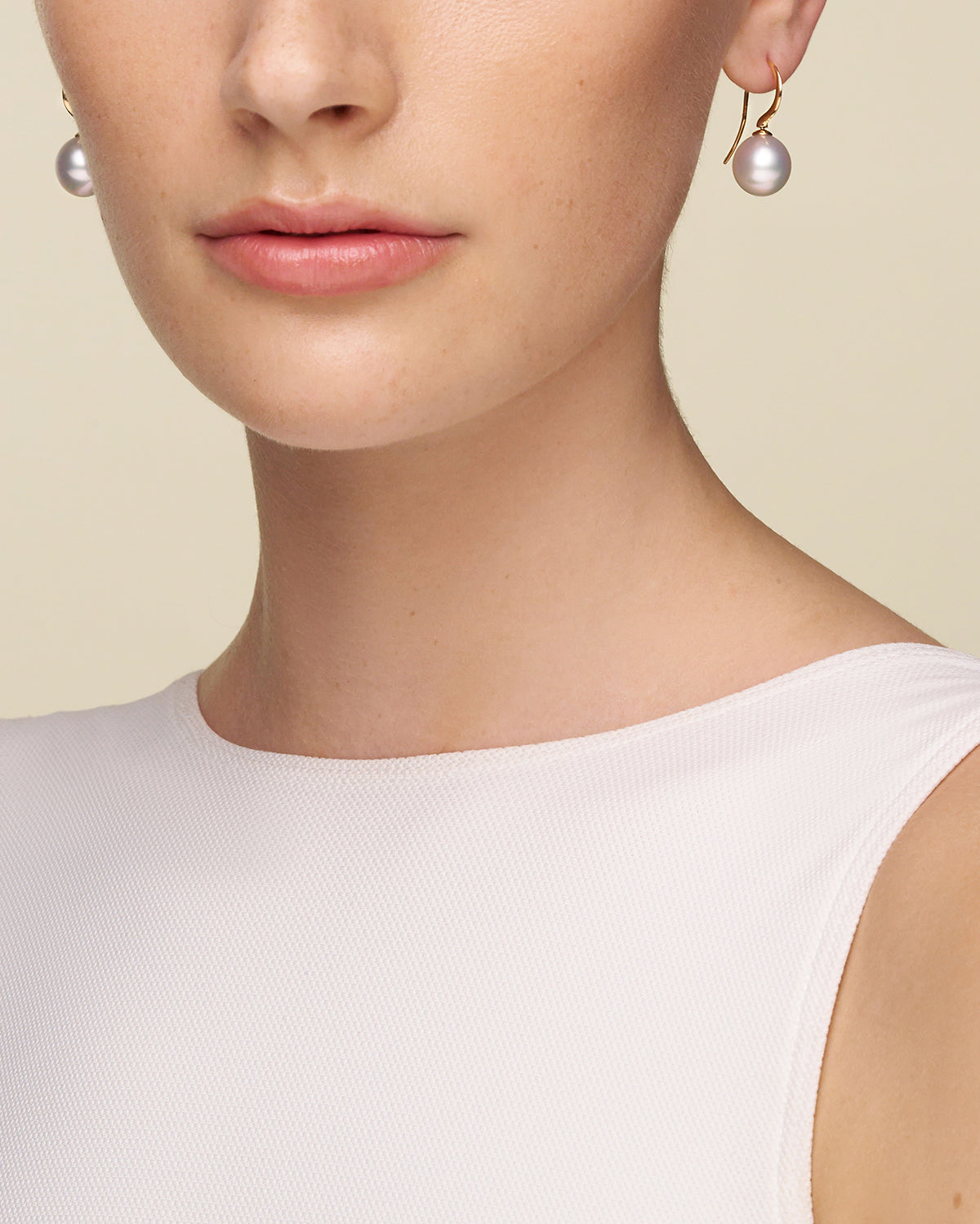 Keel Edge Pearl Earrings On Body c18e42rpo11