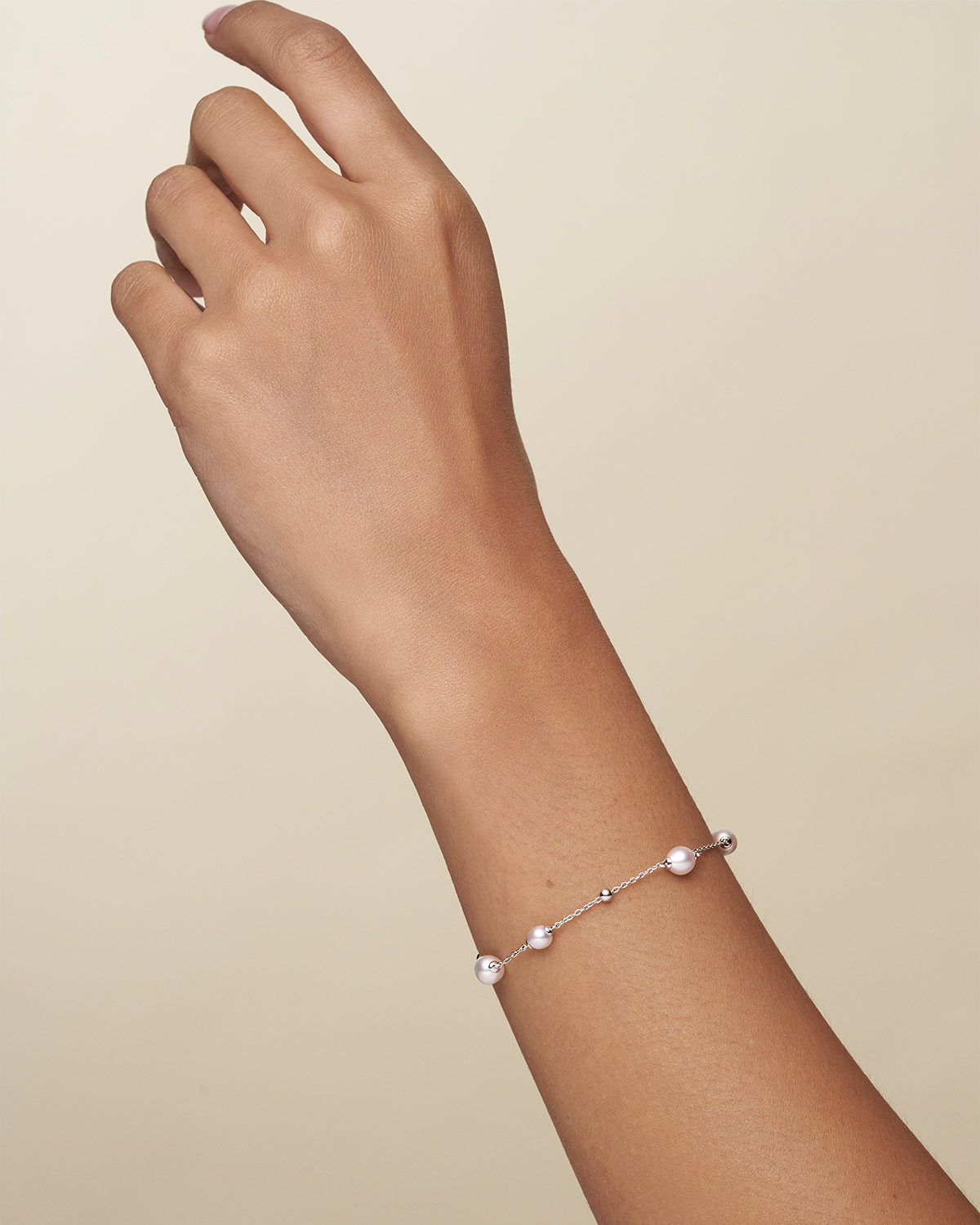 Keshi Pearl Chain Bracelet 4 6 Keshi Pearls and white gold On Body b20b12wkq06_010