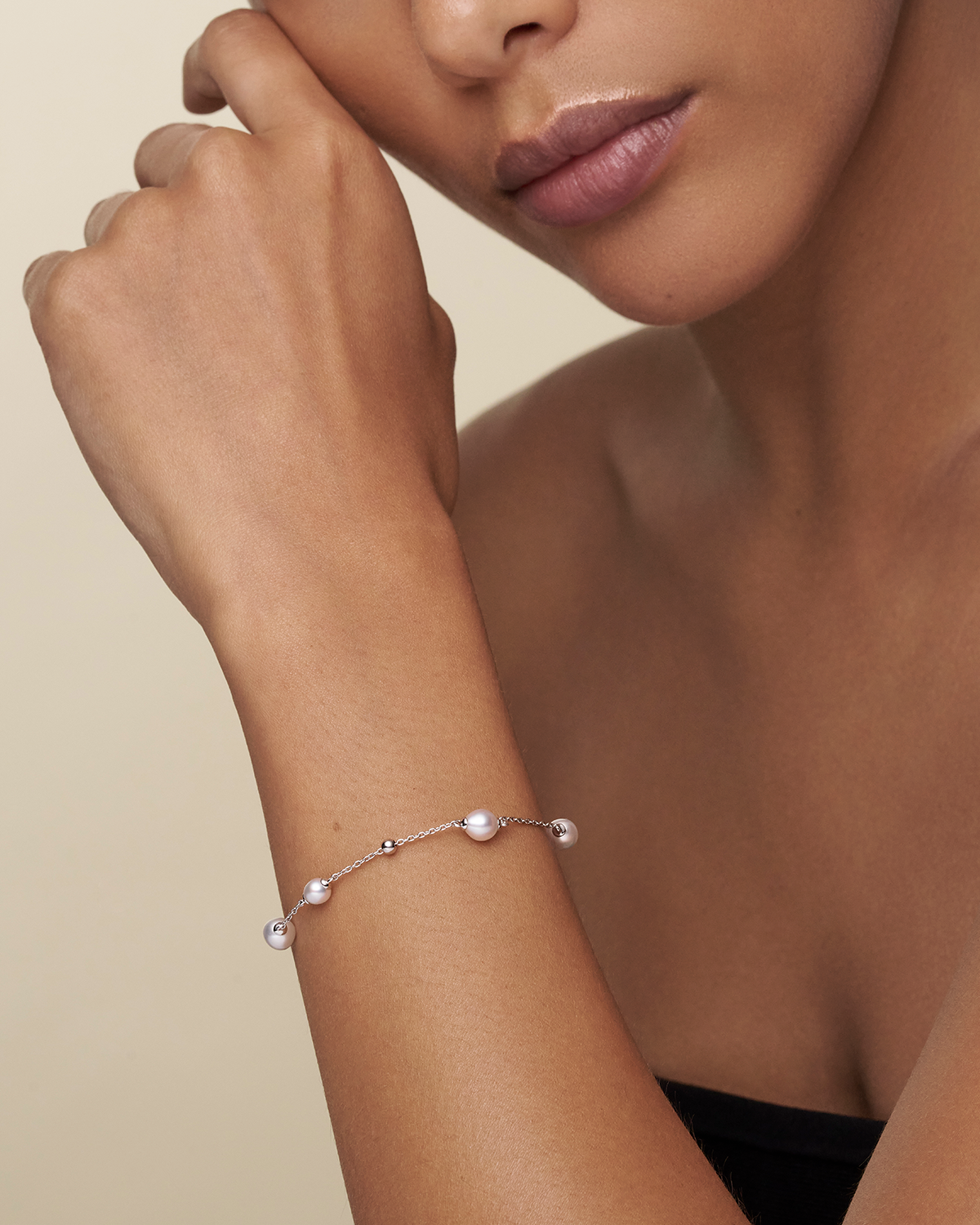 Keshi Pearl Chain Bracelet 4 6 Keshi Pearls and white gold On Body b20b12wkq06_010