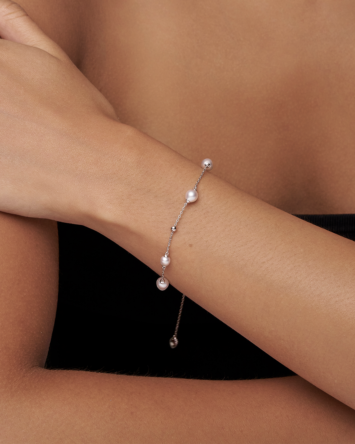 Keshi Pearl Chain Bracelet 4 6 Keshi Pearls and white gold On Body b20b12wkq06_010