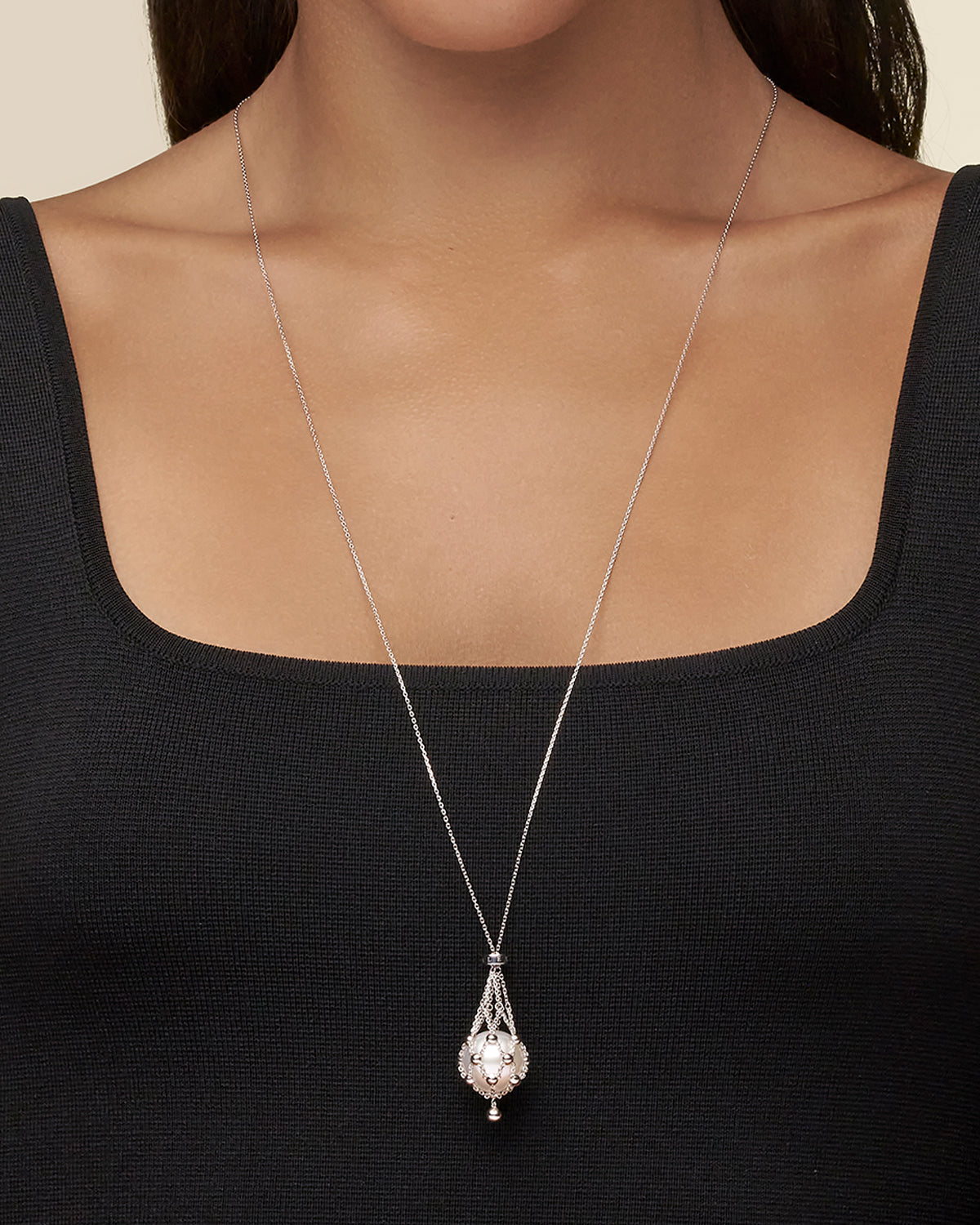 Lavalier Pearl Necklace On Body dh13n01wpb14 SKU H13N01W83 H13Q01PB14