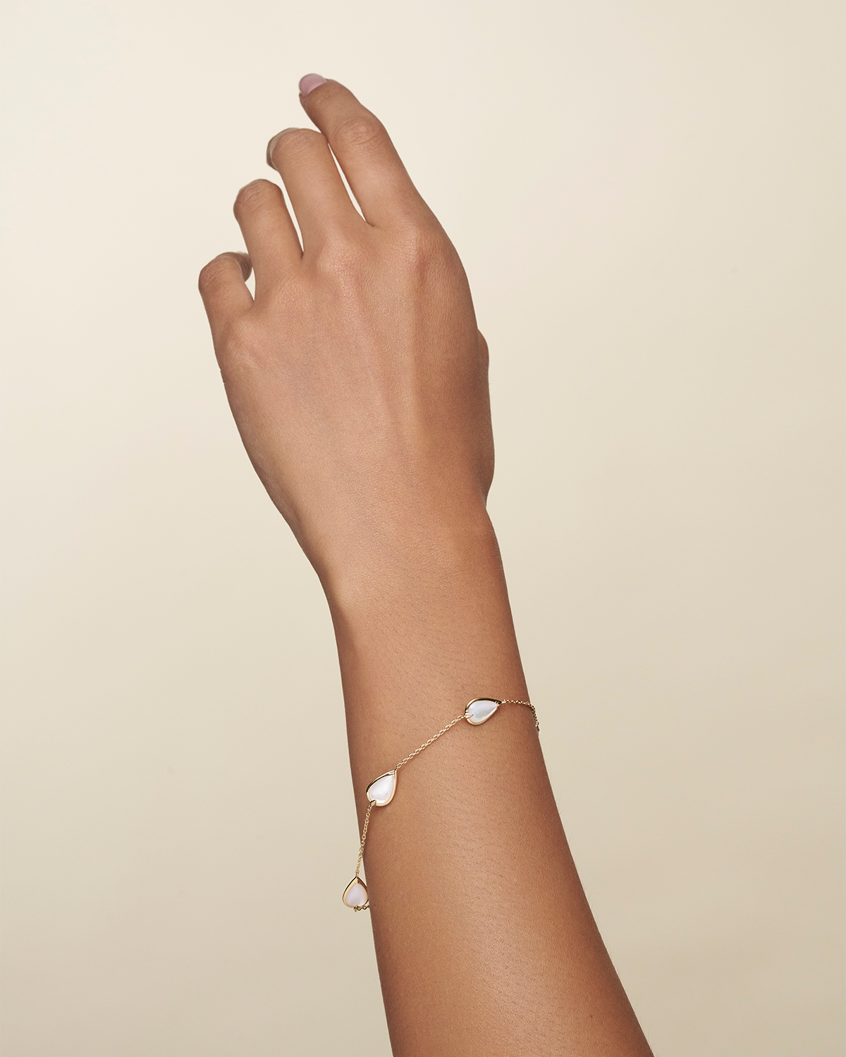 Maxima Chain Bracelet Mother of Pearl and Yellow Gold On Body w15b01y