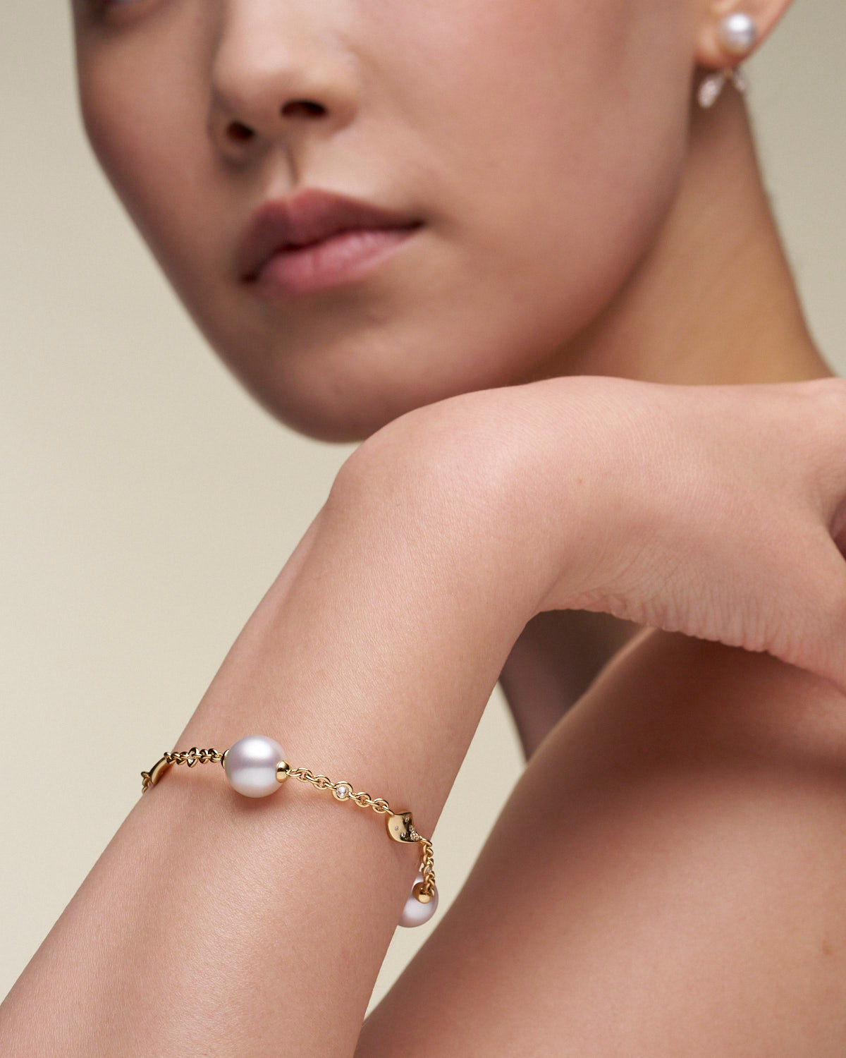 Paradis Pearl Bracelet On Body j07b01ypr10