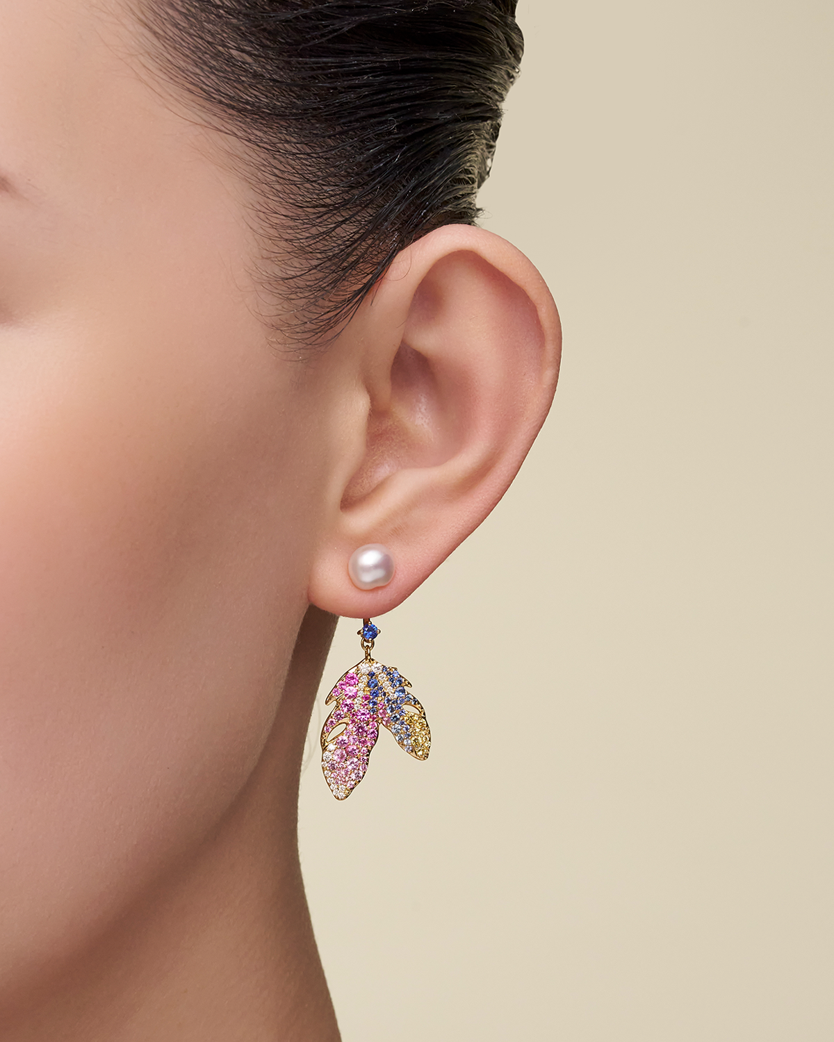 Song Bird Feather and Keshi Stud Earrings On Body DE22AE10YKQ08 SKU E22AE10Y C00E40YKQ08