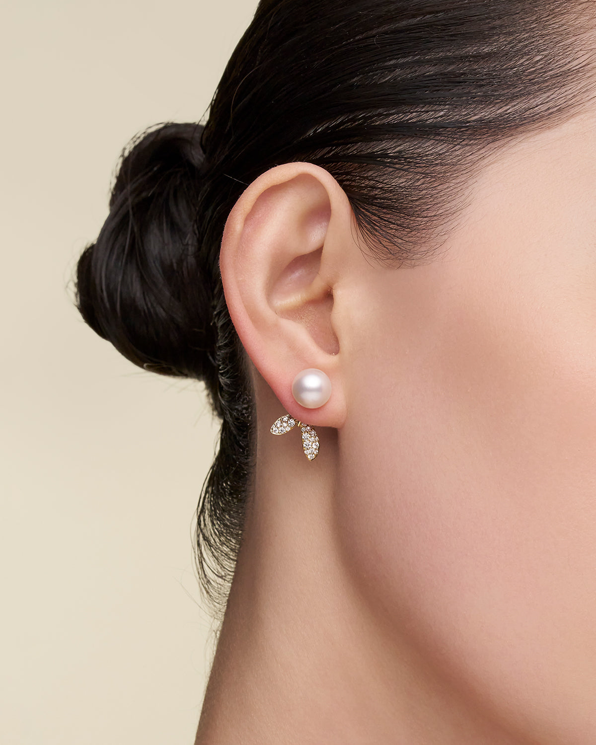 Paspaley Wildflower Petal Stud Earrings On Body dy18aeyykq08 SKU Y18AE01YL Y18AE01YR C00E40YKQ08