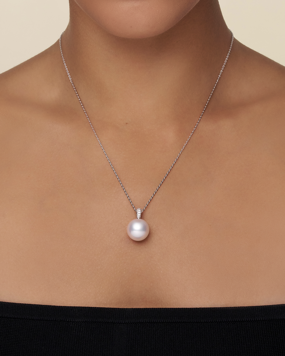 Audrey Pearl Pendant 15 Round Pearl Diamonds and white gold On Body c19p38wpr15On 
