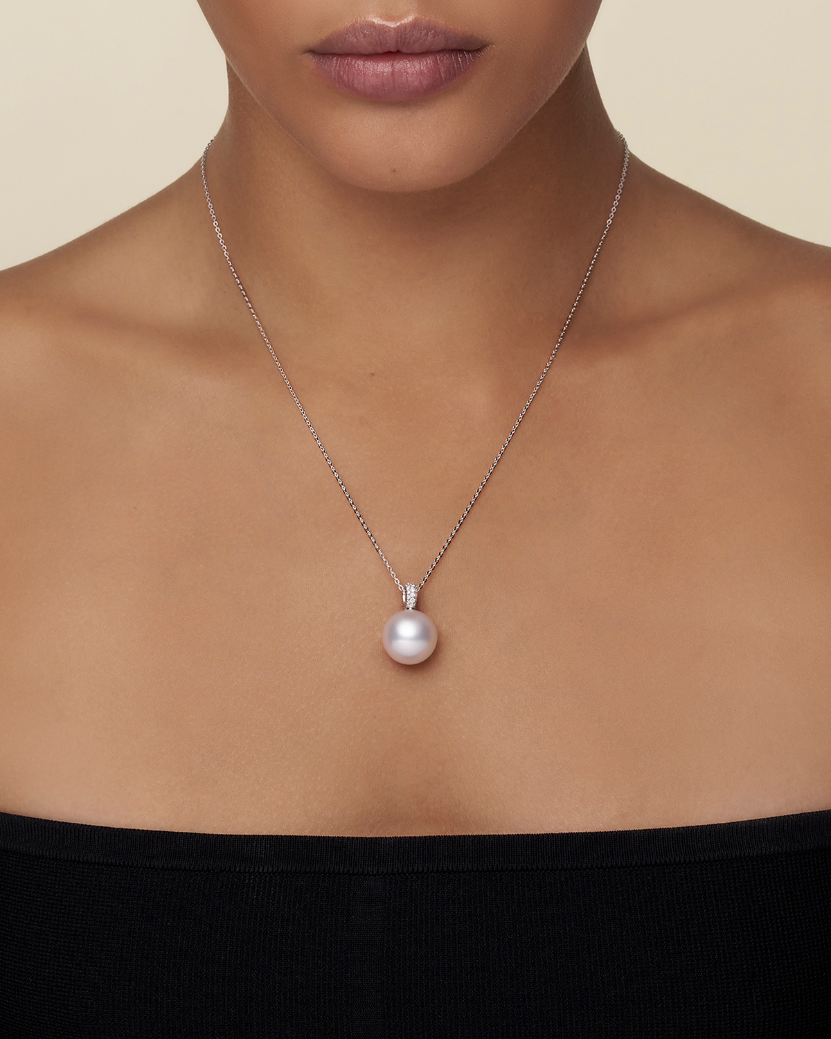 Audrey Pearl Pendant 15 Round Pearl Diamonds and white gold On Body c19p38wpr15