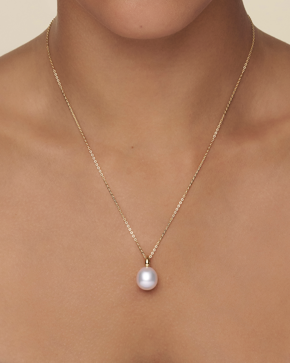 Bianca Pearl Pendant 12 Oval Pearl and yellow gold on body c19p35ypo12