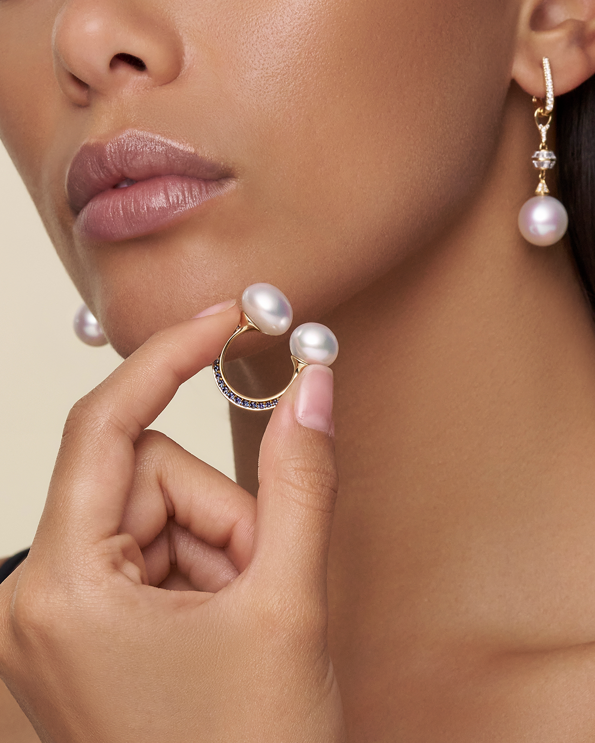 Blue Sapphire Double Pearl Split Ring 11 13 Button Pearls Blue Sapphires and yellow gold on body dh24r53ypb11