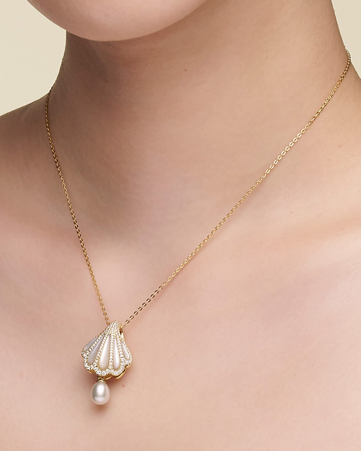 Clam Shell Diamond Pearl Pendant On Body X17P11YKQ06