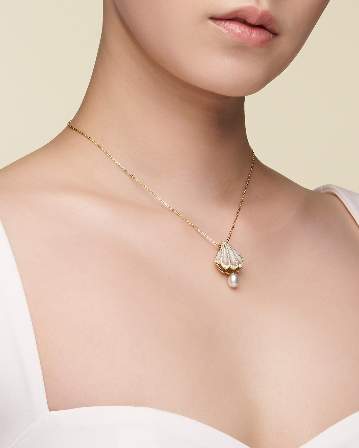 Clam Shell Diamond Pearl Pendant On Body X17P11YKQ06