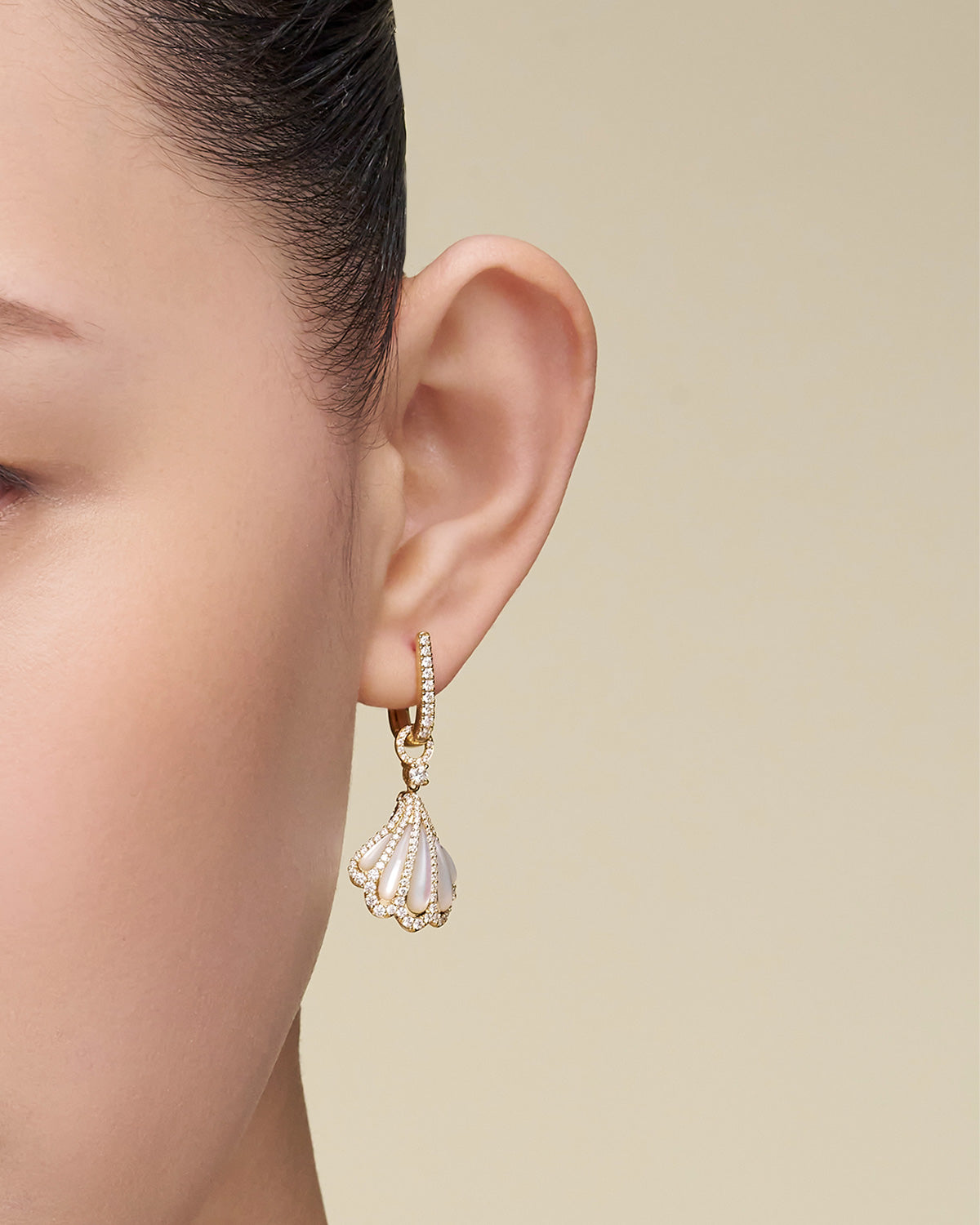 Clam Shell Earrings On Body DC16E05X17AE11YG SKU C16E05Y X17AE11YKQ05