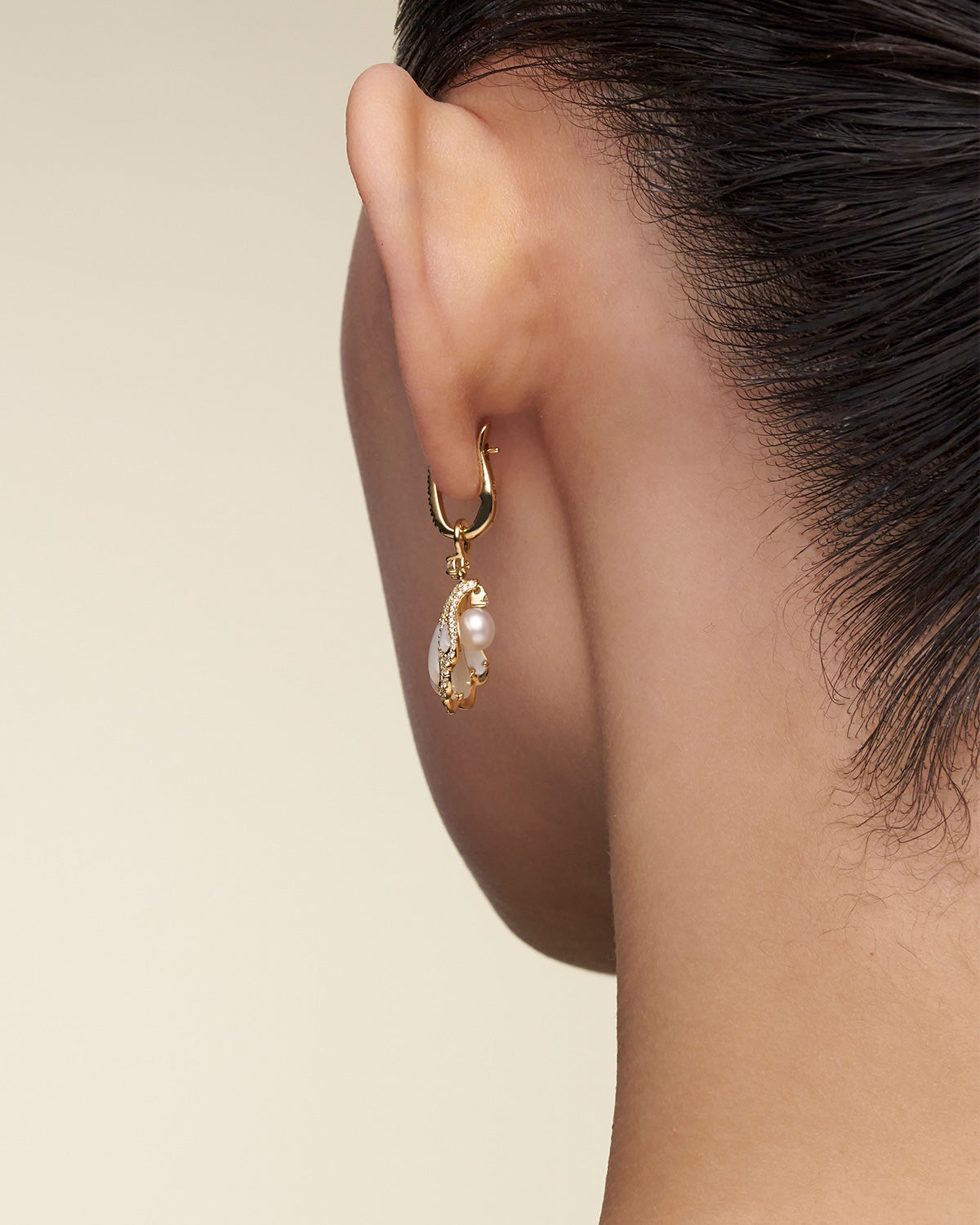 Clam Shell Earrings On Body DC16E05X17AE11YG SKU C16E05Y X17AE11YKQ05 Back