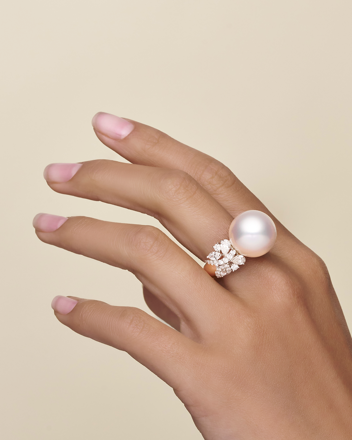 Diamond Dragonfly Pearl Ring white gold on body X10R02PPR1552