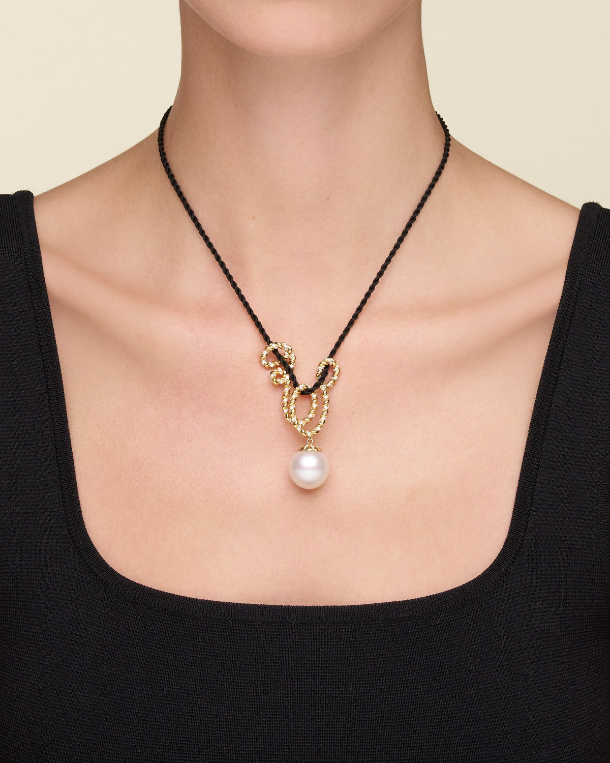 Diamond Entwined Rope Pearl Pendant YG On Body D21P44YPS16 Wetsuit Black Silk Rope YG On Body b20n02y