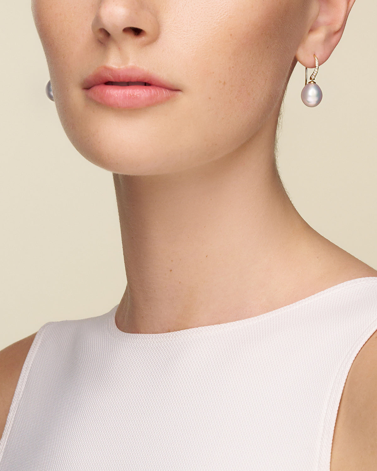 Diamond Keel Edge Pearl Earrings On Body C18E43YPO11