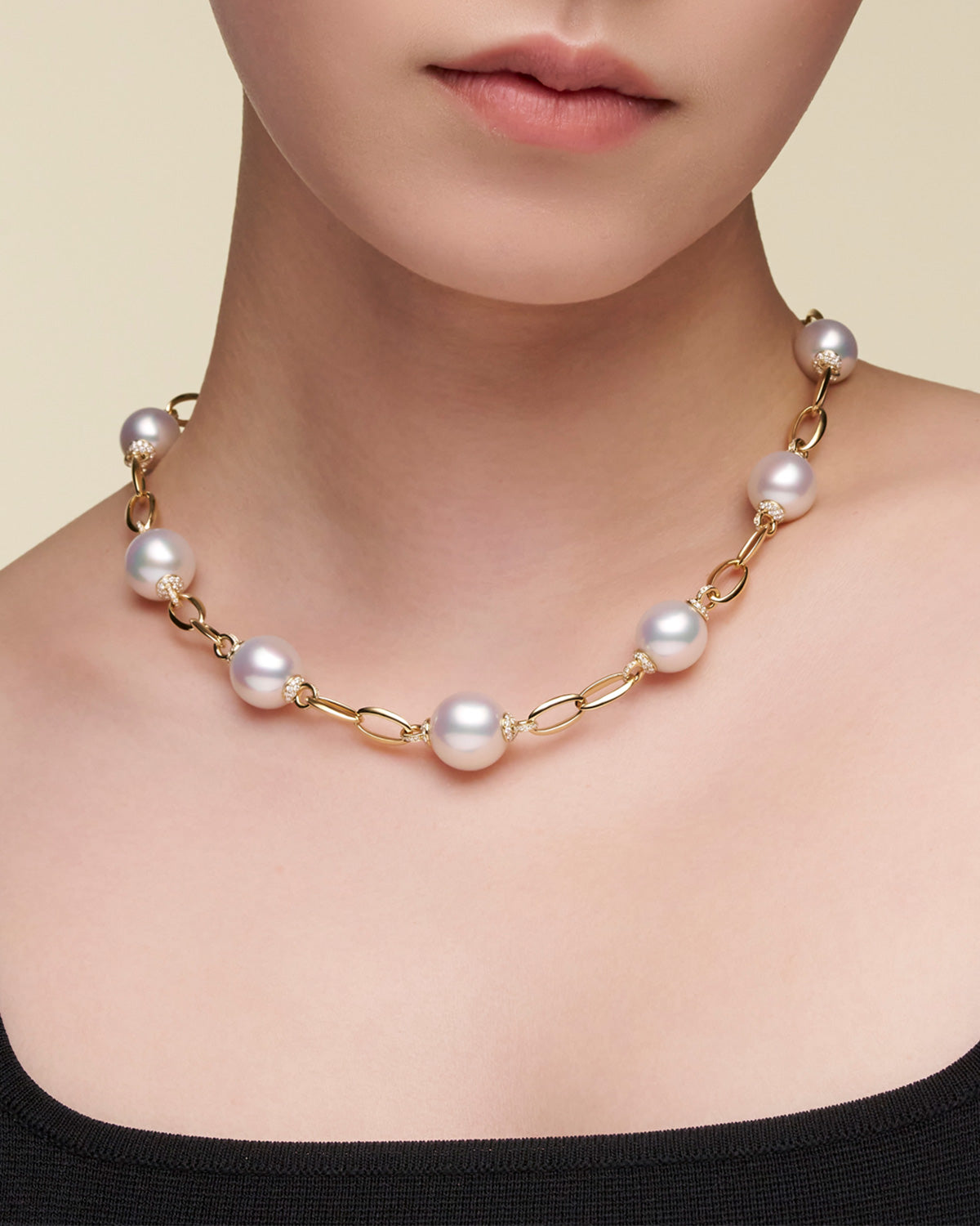 Diamond Keel Edge Pearl Necklace On Body R11N14YPO12