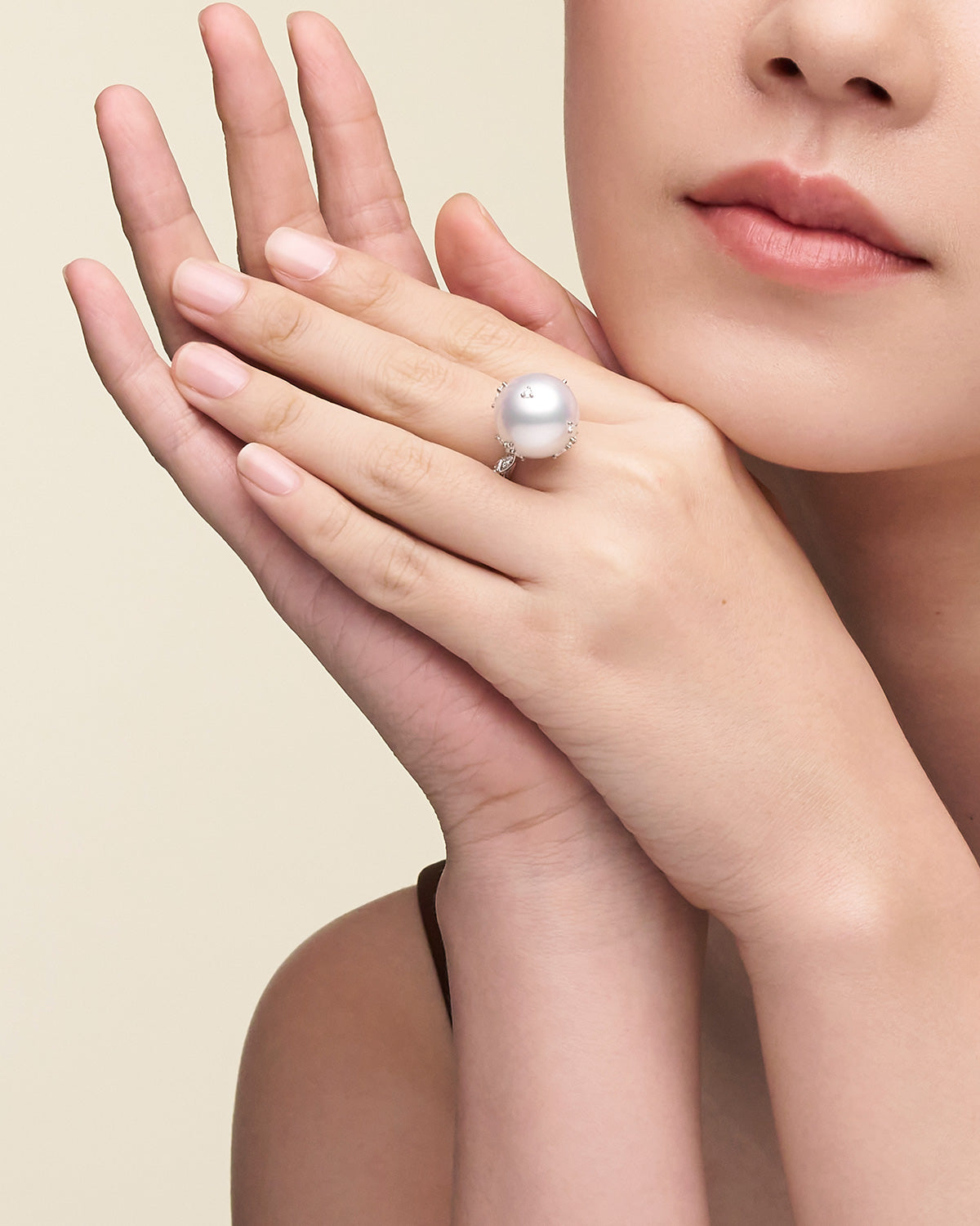 Full-Moon-Pearl-Ring-On-Body-F23R50WPR1652