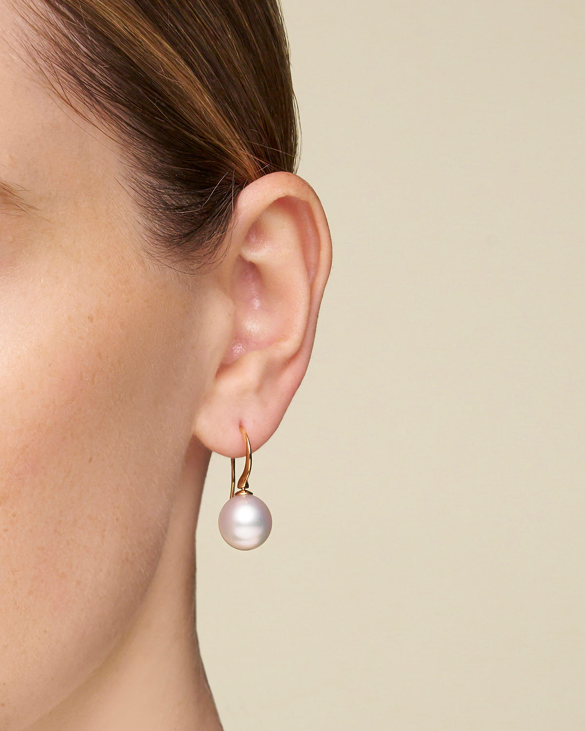 Keel Edge Pearl Earrings On Body c18e42rpo11