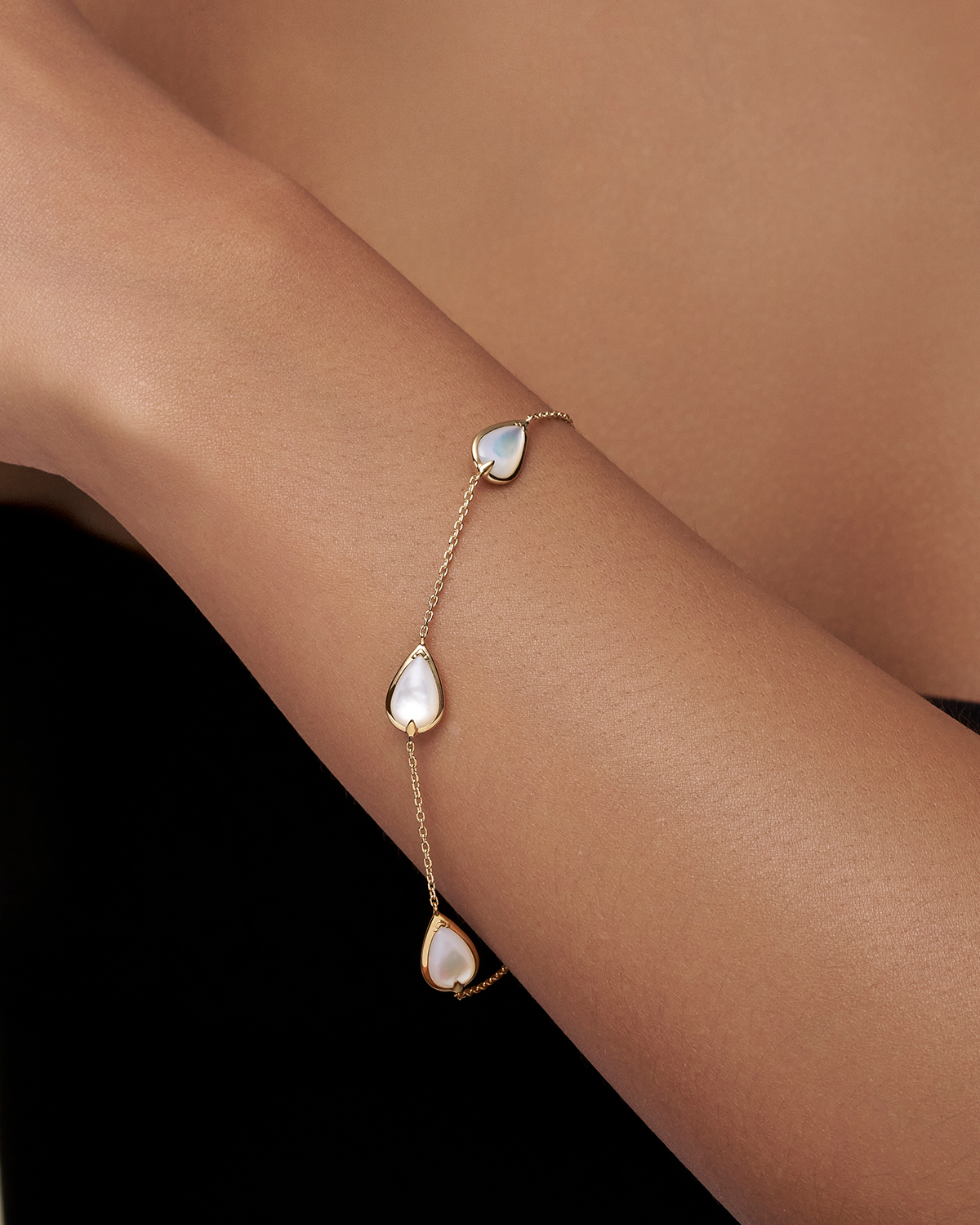 Maxima Chain Bracelet Mother of Pearl and Yellow Gold On Body w15b01y