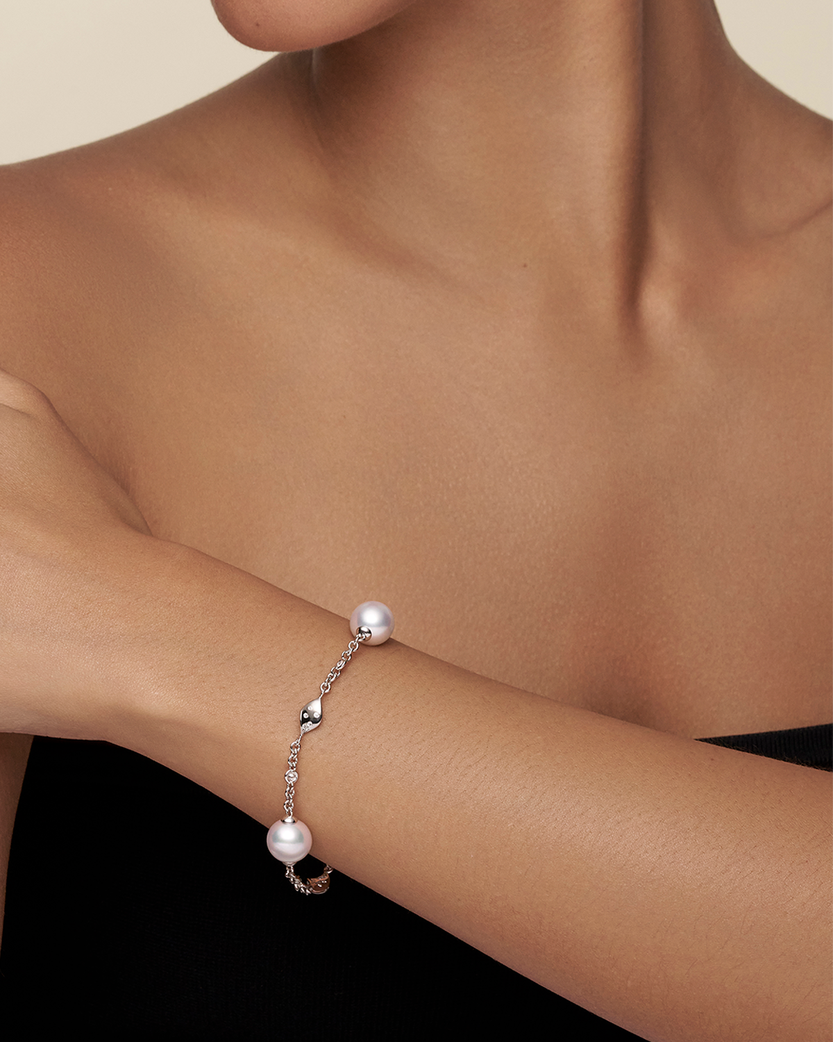 Paradis Pearl Bracelet 10 Round Pearls Diamonds and White Gold On Body j07b01wpr10
