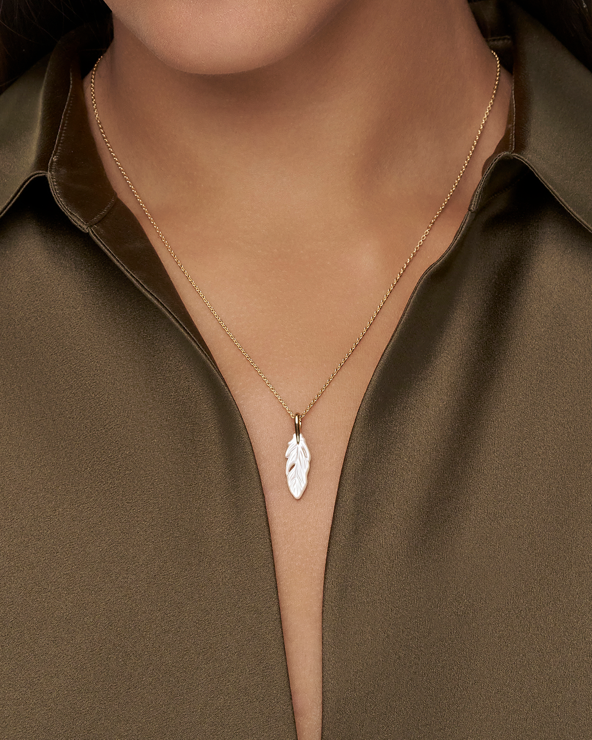 Single Feather Necklace Mother of Pearl and yellow gold on body de22p00yb
