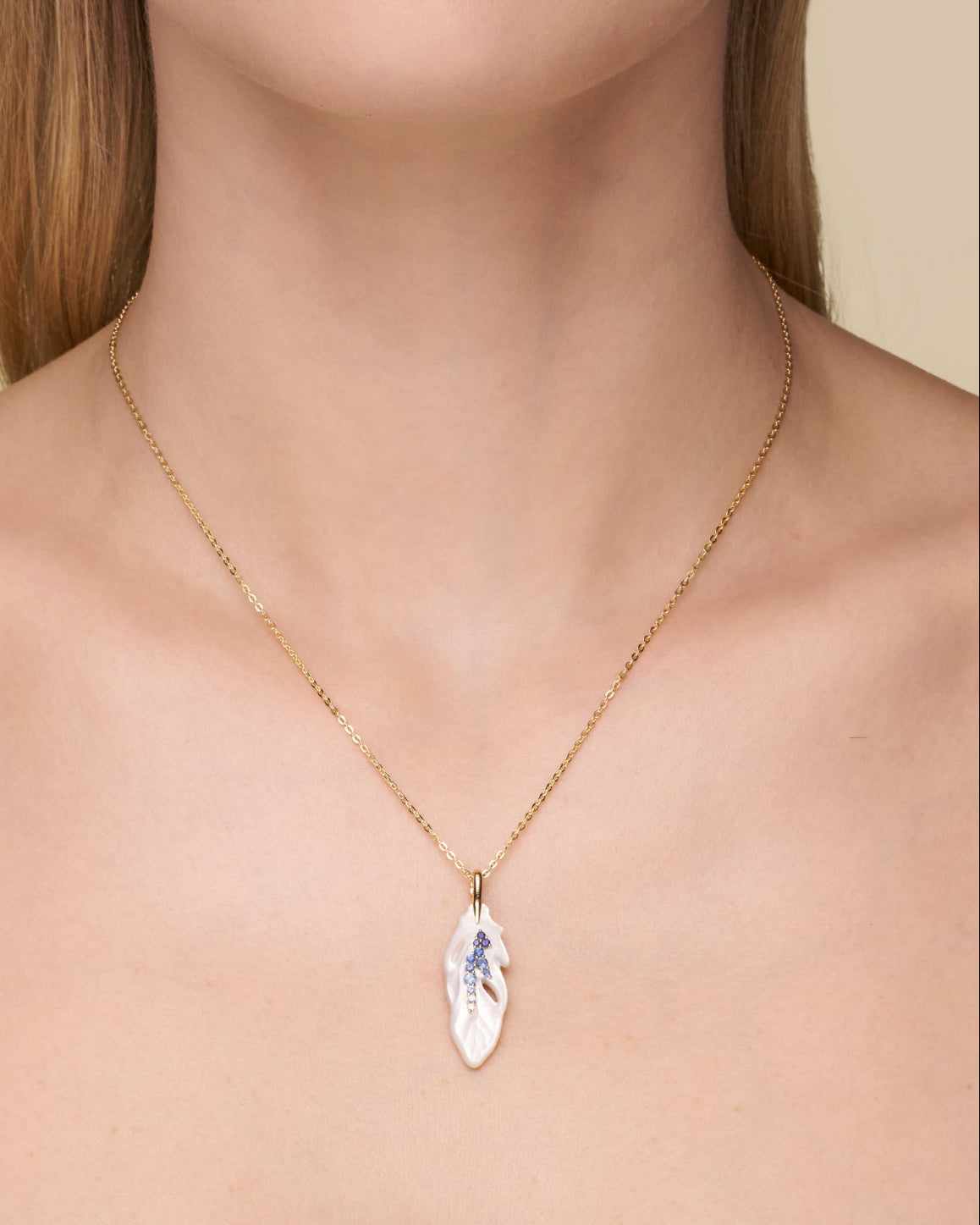 Single Feather Necklace On Body de22p01y SKU C19C00Y1345 E22P01Y