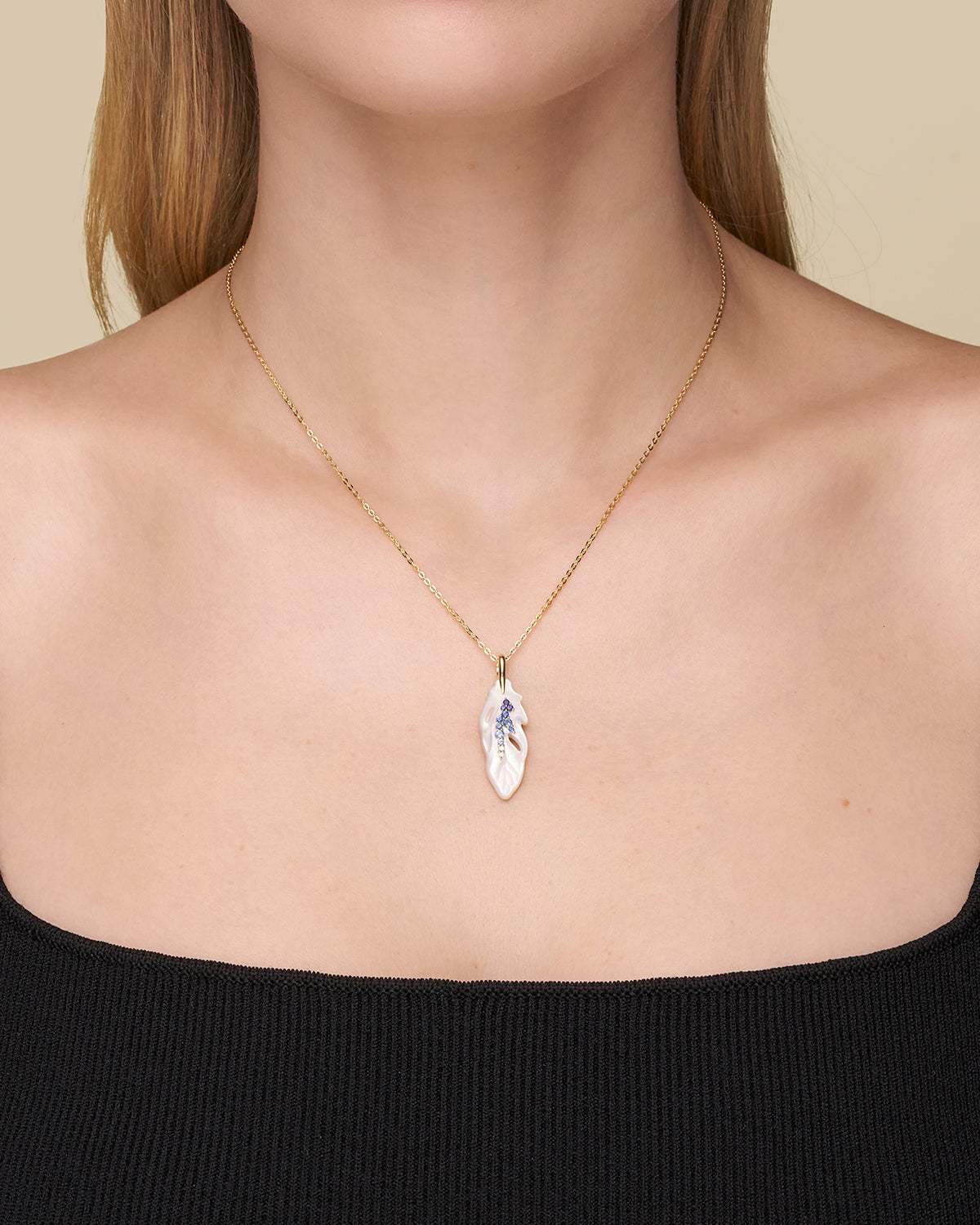 Single Feather Necklace On Body de22p01y SKU C19C00Y1345 E22P01Y