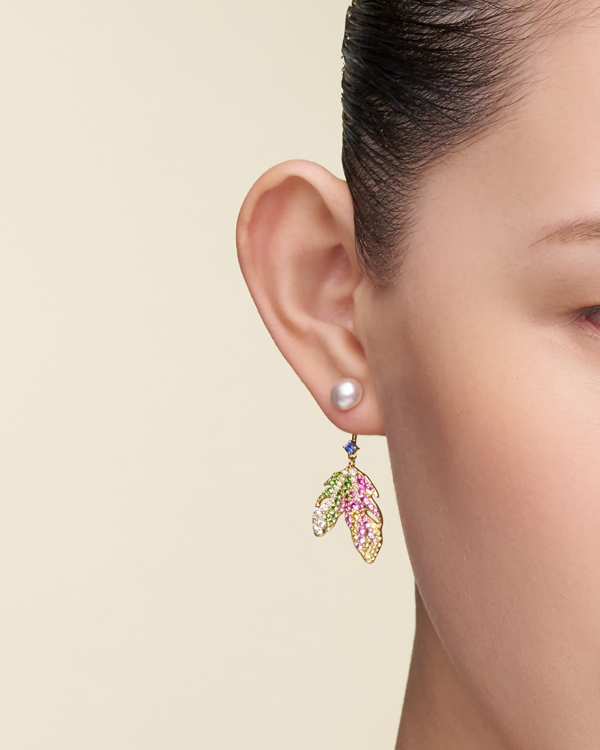 Song Bird Feather and Keshi Stud Earrings On Body DE22AE10YKQ08 SKU E22AE10Y C00E40YKQ08