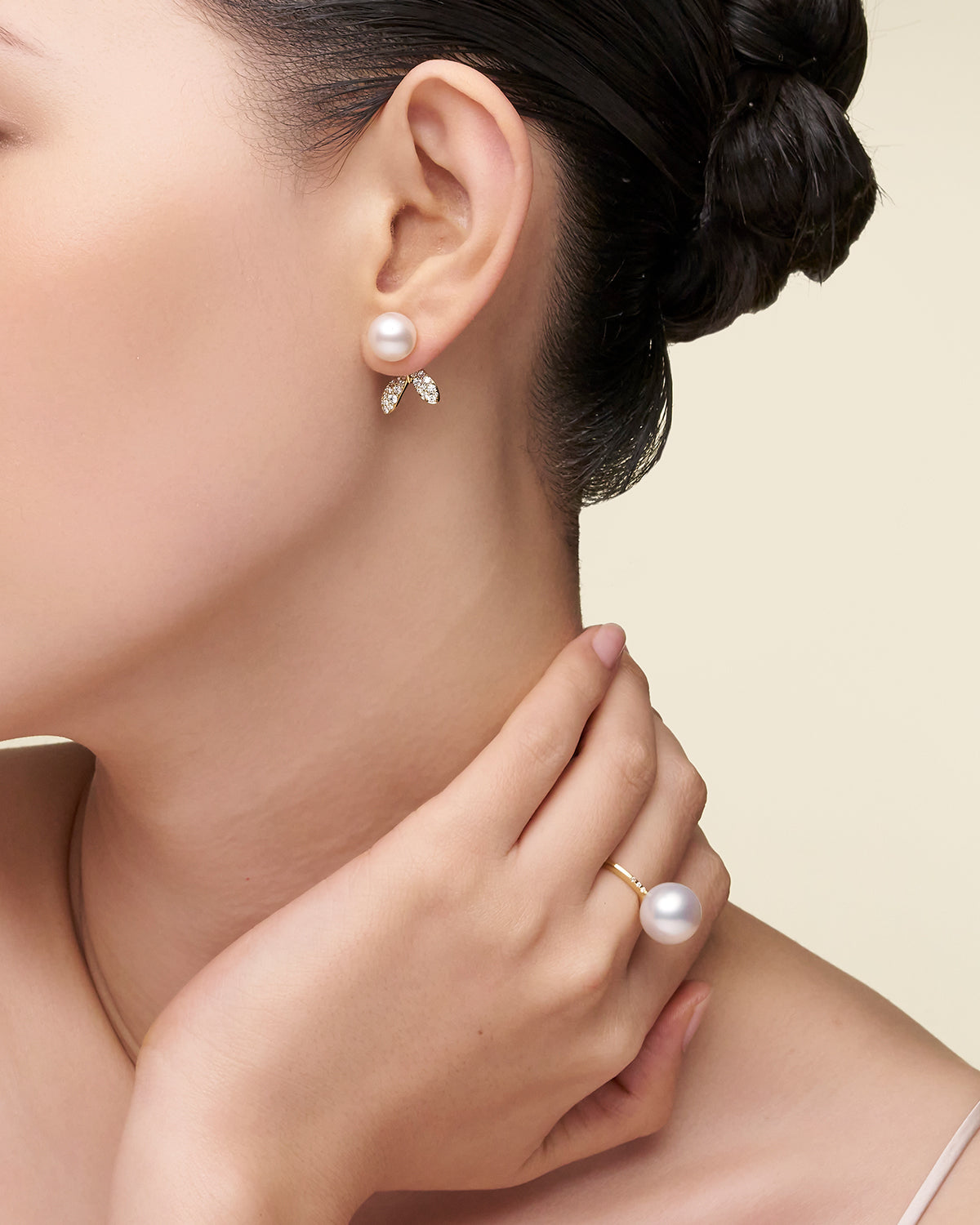 Paspaley Wildflower Petal Stud Earrings On Body dy18aeyykq08 SKU Y18AE01YL Y18AE01YR C00E40YKQ08 Ring dc21r10ypb13