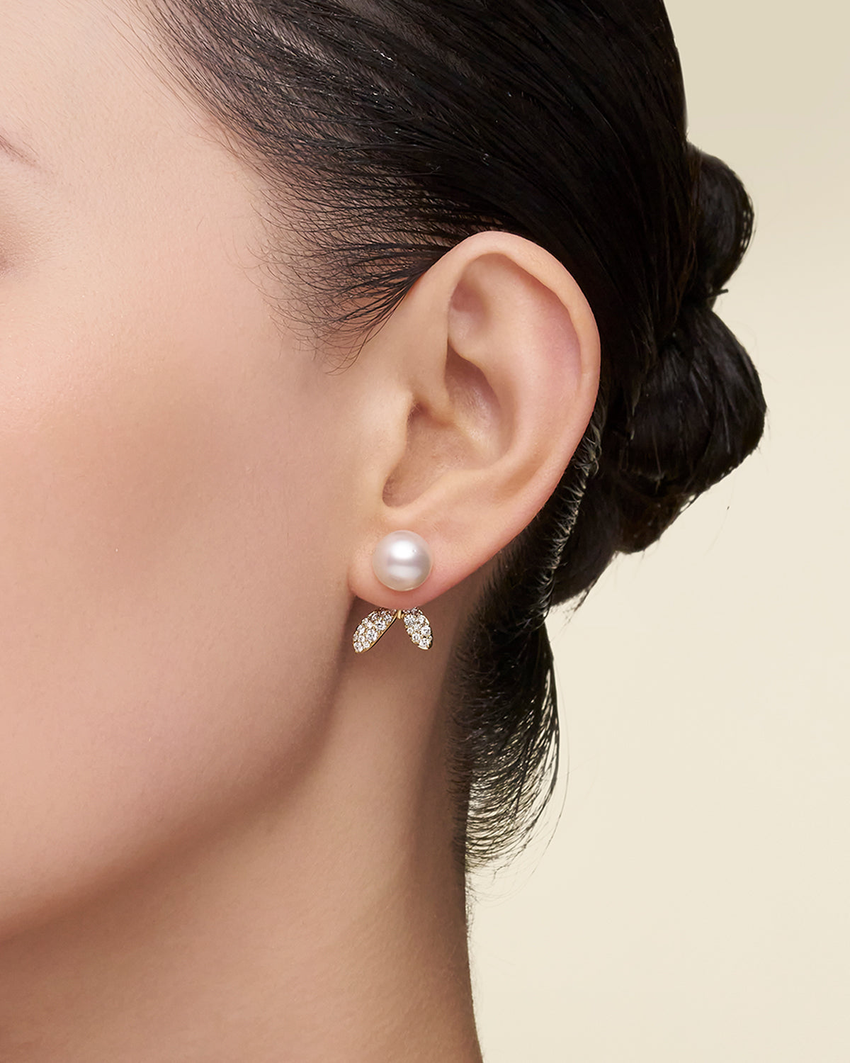 Paspaley Wildflower Petal Stud Earrings On Body dy18aeyykq08 SKU Y18AE01YL Y18AE01YR C00E40YKQ08