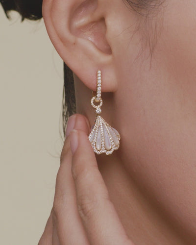 Clam Shell Earrings On Body DC16E05X17AE11YG