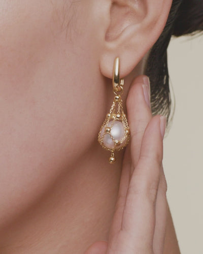 Paspaley Lavalier Pearl Earrings On Body dh14e20ypb12