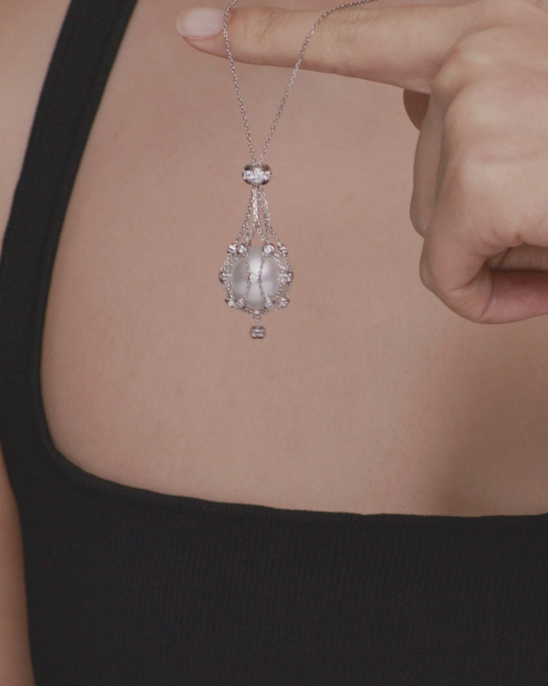 Paspaley Diamond Lavalier Pearl Necklace On Body dh17n17wpb15 SKU H17N17W83 H13Q01PB15